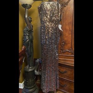 NWT Betsy & Adams Strapless Sequined
Slit Gown
(NWT
$159 was $315 | Size: 6|